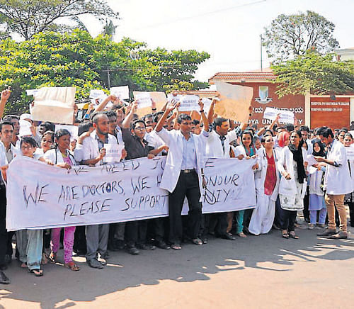 Medical college students block road, in front of Yenepoya Medical College in Deralakatte on Tuesday. DH Photo