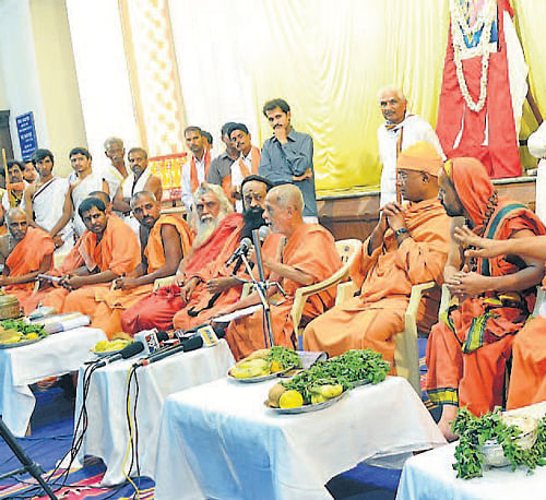 Pejawar Mutt pontiff Sri Vishvesha Theertha Swamiji addressing media persons at Sanganikethan in Mangalore on Tuesday. DH Photo