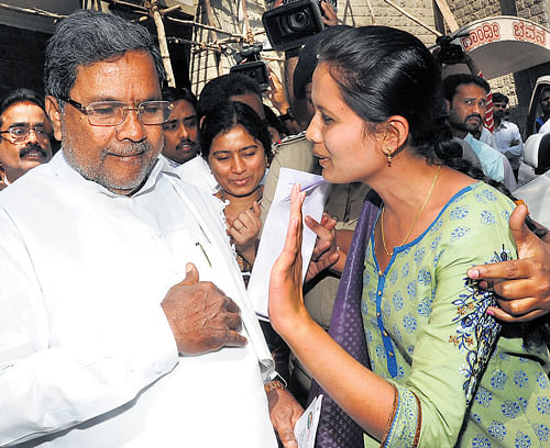 KAS 2011 probable candidates besiege Chief Minister Siddaramaiah in Bangalore on Tuesday demanding conditional appointment. DH Photo