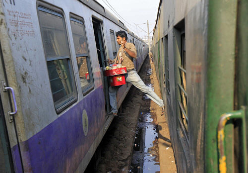 A vendor moves from one train to another at a railway station in Kolkata on February 12, 2014. Railway Minister Mallikarjun Kharge presented an interim railway budget for 2014/15 fiscal year beginning April on Wednesday. Reuters.