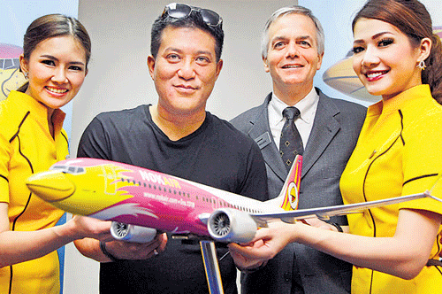 Nok Air's CEO Patee Sarasin (second from left) with Boeing's Sr V-P of Global Sales of Commercial Airplanes John Wojick after signing a deal to buy 15 jets for $1.45 billion.REUTERS