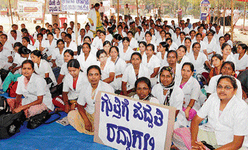 Nurses in B'lore stage a protest demnading hike in salary.