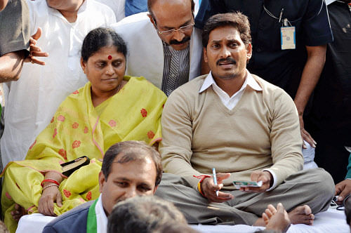 YSR Congress Party chief Jagan Mohan Reddy with his mother Vijayamma during their Samaikya dharna in support of 'United Andhra Pradesh' at Jantar Mantar in New Delhi on Monday. PTI Photo by Shirish Shete