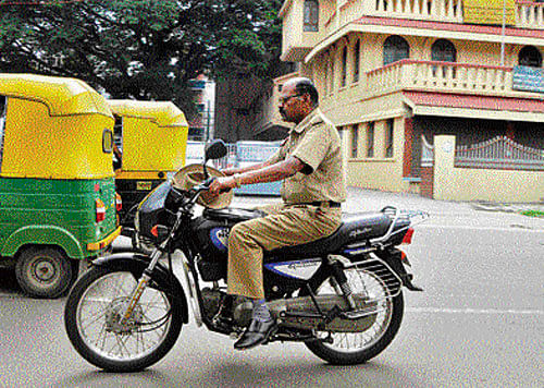 law enforcer? This policeman was seen riding a motorbike without wearing a helmet on Mavalli Road on February 13. DH photo/B K Janardhan