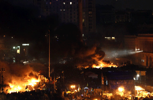Smoke rises above burning barricades at Independence Square during anti-government protests in Kiev February 20, 2014. Ukrainian President Viktor Yanukovich said he had reached agreement with opposition leaders on a 'truce' to halt fighting that has killed 26 people, even as the United States stepped up pressure by imposing travel bans on 20 senior Ukrainian officials. REUTERS