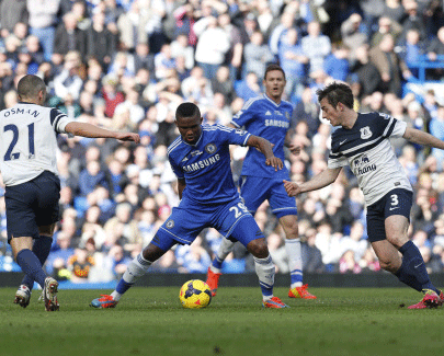 Chelsea's Samuel Eto'o, centre, controls the ball in front of Everton's Leon Osman, left, and Leighton Baines, right, during an English Premier League soccer match at the Stamford Bridge ground in London, Saturday, Feb. 22, 2014. Chelsea won the match 1-0. AP photo