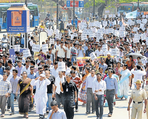 Students from various colleges of the district take out a protest rally against Netravati river diversion project, from Jyoti circle to DC's office in Mangalore, on Saturday.