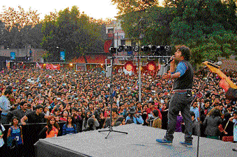Bollywood singer, Arijit Singh rocked the audience during the Miranda House college festival.