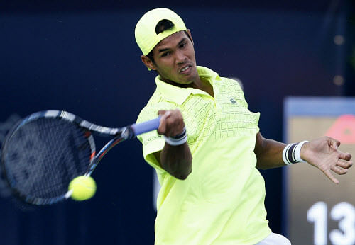 Somdev Devvarman of India returns the ball to Juan Martin Del Potro of Argentina during their men's singles match at the ATP Dubai Tennis Championships February 25, 2014. REUTERS