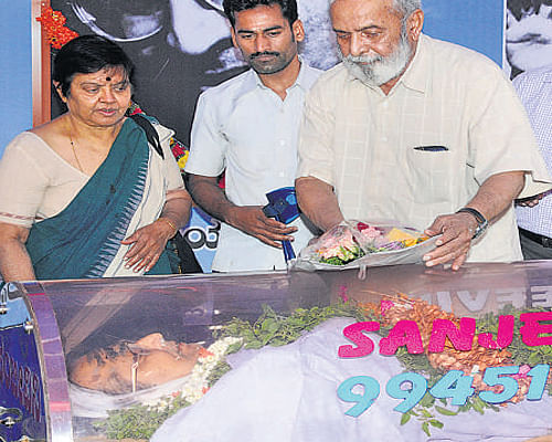 Jnanpith awardee U R  Ananthamurthy and his wife  Esther pay their last respects to actor C R Simha. DH Photo
