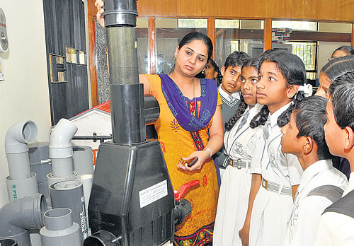 Students observe an experiment  organised as part of 'Open Day' at the Indian Institute of  Science in the City on Saturday. DH Photo