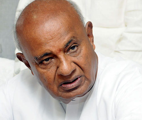 Former prime minister and Hassan MP H D Deve Gowda directed officials to supply adequate water to drought-hit villages in the district, during a tri-monthly meeting of Karnataka Development Programme, in Hassan, on Sunday. DH File Photo