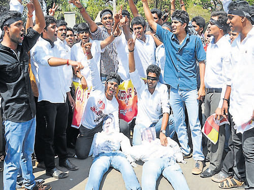 Prior to the burning of effigies of former chief minister D V Sadananda Gowda and Union Minister M&#8200;Veerappa Moily, students stage a protest in Mangalore on Monday. DH photo