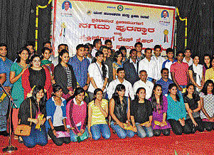 recognition: State athletes after receiving cash awards at a hurriedly-organised function in Bangalore on Monday. dh photo
