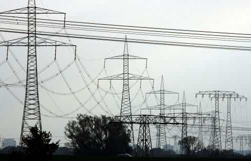 State electricity supply companies (Escoms), on Tuesday, signed power purchase agreements with Nuclear Power Corporations of India Limited and Damodar Valley Corporation (DVC) for 442 MW and 450 MW of power, respectively.  Reuters File Photo. For Representation Purpose