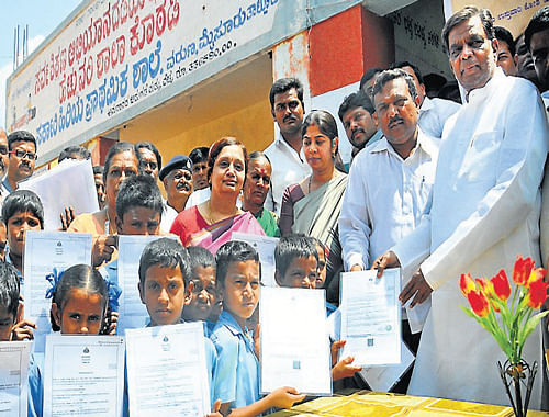 Revenue Minister&#8200;V&#8200;Sreenivas Prasad distributes caste and income certificates to students at the Government Higher Primary School,&#8200;Varuna in Mysore taluk on Tuesday. Regional Commissioner M&#8200;V&#8200;Jayanthi, Deputy Commissioner C&#8200;Shikha and Assistant Commissioner (Mysore sub-division)&#8200;Basavaraj are seen. DH Photo