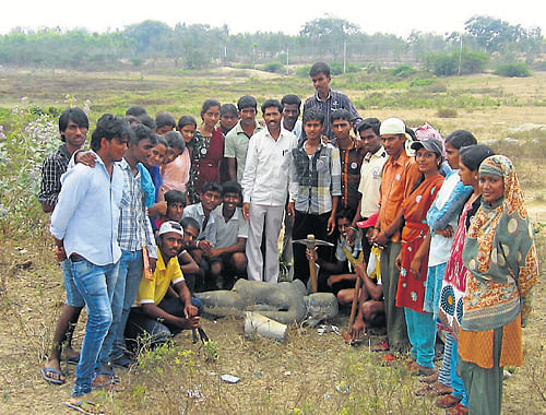 Students of Bilikere First Grade College seen with statues and inscriptions unearthed during a NSS&#8200;camp. DH Photo