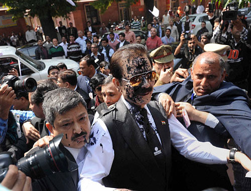 Sahara group chief Subrata Roy received a rude welcome at the Supreme Court premises on Tuesday afternoon as black ink was thrown at his face by a man who repeatedly shouted ''Sahara chor hai''. PTI