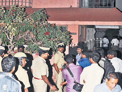 Curious onlookers gather in front of the Ramamurthynagar house of Pattabhiraman and Indira, where the senior citizens were found murdered on Tuesday night. DH&#8200;Photo