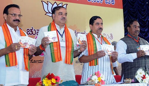 M P Ananthkumar, Chief Minister D V Sadanada Gowda, BJP State President Prahalad Joshi and Former Minister Eshwarappa at an event. DH Photo