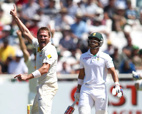 Australia's Ryan Harris celebrates taking the wicket of South Africa's JP Duminy (C) during the third day of the third test cricket match at Newlands Stadium in Cape Town, March 3, 2014. REUTERS