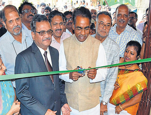 Union Minister of State for Finance J D Seelam inaugurates Aayakar Seva Kendra at Income-Tax Office, in Mandya, on Wednesday. Former minister K S Athmananda, Chief Commissioners K Satyanarayana, S K Sahai and Nutan Wodeyar are seen. DH Photo