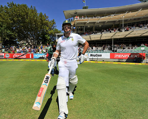 South Africa's captain Graeme Smith comes onto the field for the last time after announcing his retirement Monday, during the fourth day of their third cricket test against Australia in Cape Town, South Africa, Tuesday, March 4, 2014. AP