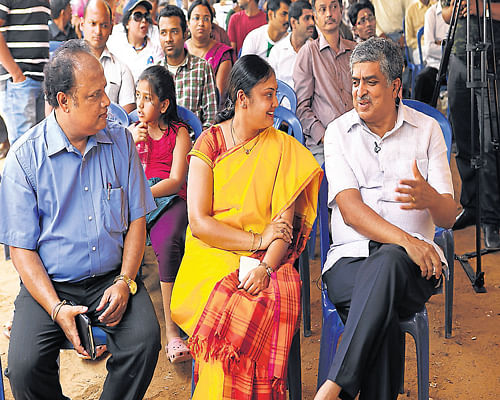 Nandan Nilekani interacts with the members of a residents' welfare  association in Bangalore. DH Photo