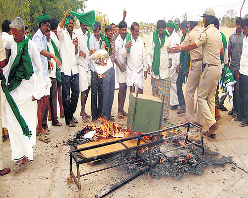 Farmers set fire to furniture and documents at the seed production centre of  Mahyco near Kamadoda village in Ranebennur taluk of Haveri district on Thursday. DH&#8200;Photo