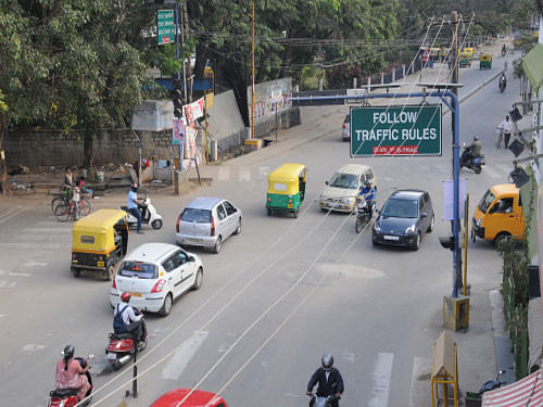 The City police are planning to monitor noise pollution at the traffic junctions using hand-held noise meters in order to record the decibel level and penalise the offenders. DH File Photo. For Representation Purpose