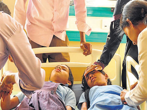 Children from Kinya Belaringe school being treated in a hospital on Friday. DH Photo
