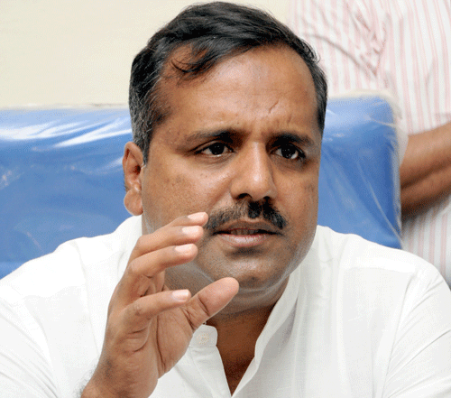 Once again, Minister for Health and Family Affairs and Kolar District-in-Charge Minister U T Khader could not clear his present stand on controversial Yettinahole project, but ended with balancing act. DH File Photo