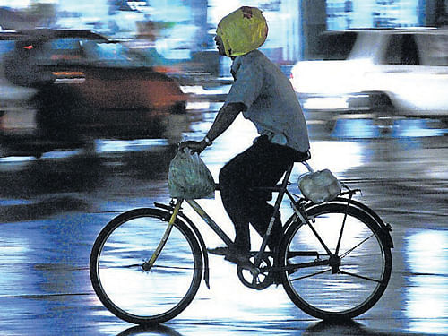 Temperatures in Mysore city dipped following mild showers on Friday evening. DH Photo