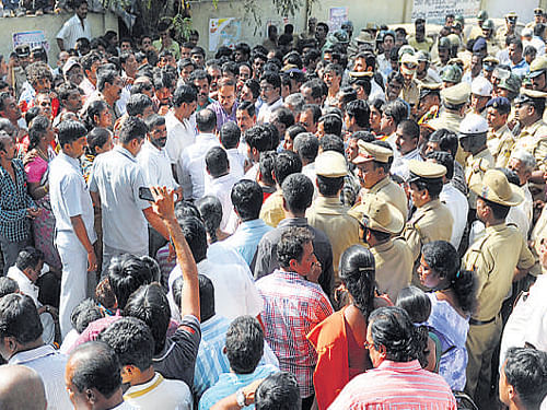 The CCB police have achieved a major breakthrough in connection with the murder of C N Srinivas, husband of Devasandra (Ward 55) Corporator R Manjula Devi, by picking up four suspects. Crowd gathers at the spot of the murder. DH File Photo