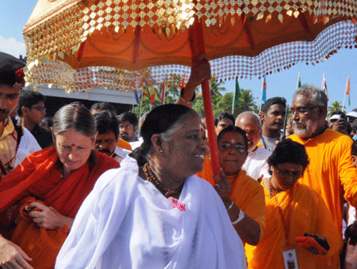 The mutt and the saint were rocked after an Australian writer Gail Tredwell wrote a book in which she narrated her bitter experiences when she was an inmate of the institution. DH file photo of Mata Amritanandamayi
