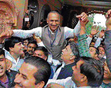Congress leader J P Agarwal is greeted by his supporters after he defeated his nearest rival  Rajesh Lilothia by 211 votes in a party primary poll on Tuesday. DH PHOTO