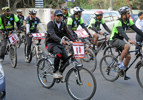 Cyclists take part in an event organised on World Kidney Day in the City dh photo