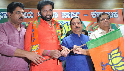 BJP State president Prahallad Joshi (3rd from left), former chief minister Jagadish Shettar and former deputy chief minister R Ashoka welcomes B Sriramulu to the party in Bangalore on Friday. DH photo