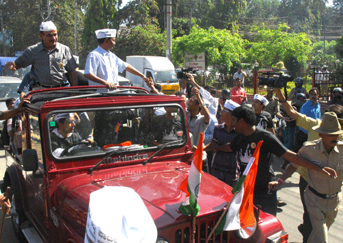 Aam Aadmi Party leader Arvind Kejriwal during the road show at Jayanagar 4th block in Bangalore on Saturday. dh photo/ anand bakshi