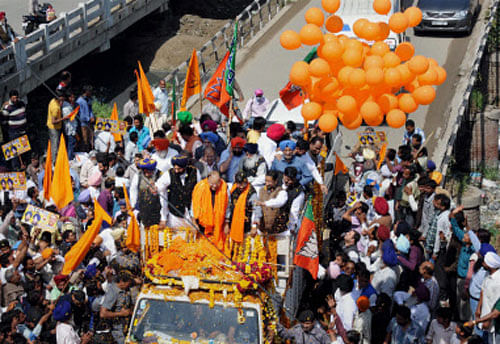 BJP Lok Sabha candidate Arun Jaitley being welcome by SAD BJP leaders upon his arrival in Amritsar on Tuesday. PTI Photo
