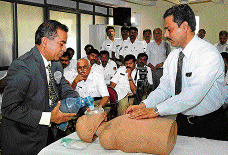 BGS Global Hospital Vice Chairman Dr N K Venkataramana demonstrates emergency  treatment on a person who sustains head injuries in accident, at an awareness programme  in Bangalore on Wednesday. Dh PHoto