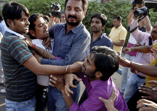 Youths wave black flags at Shatrughan, beaten up