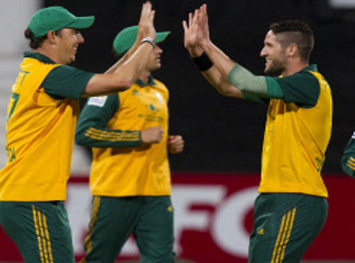 South African captain Faf du Plessis and spearhead Dale Steyn will undergo fitness tests ahead of their opening World Twenty20 game in Chittagong, the skipper said on Friday.Both du Plessis and Steyn took part in team practice on Friday but have not fully recovered from hamstring injuries, Reuters photo