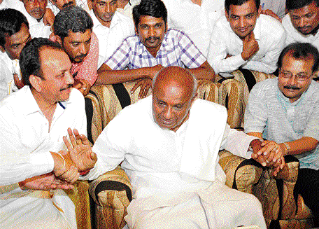 reunion: JD(S) supremo H D Deve Gowda with former chief minister J H Patel's sons Mahima and Trishool Pani (right) at their residence in Bangalore on Friday.  dh photo