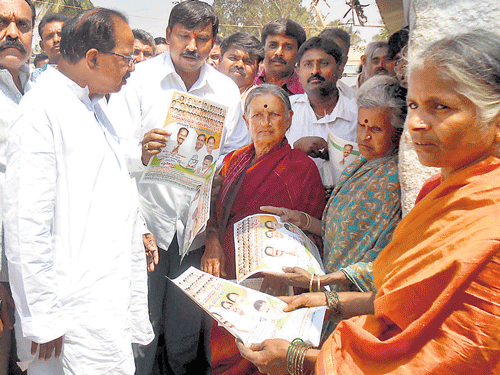 Congress candidate from Chikkaballapur Lok Sabha  constituency M Veerappa Moily canvasses at Doddaballapur on Saturday. DH Photo