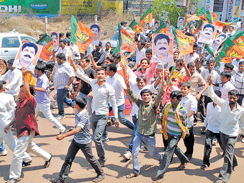 Supporters of Suryakanth Nagamarapalli stage a protest in Bidar on Saturday, demanding BJP ticket to their leader to contest the Lok Sabha elections from Bidar constituency. DH photo