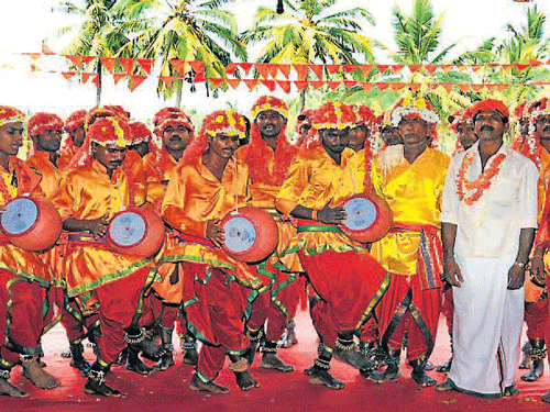 Clad in colourful dress and their heads covered with wild flowers, the men belonging to Kudubi community dance to the tunes of folk songs to celebrate Holi at Kannori. DH photo