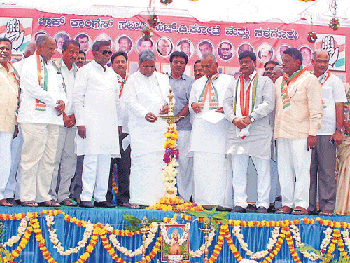 Chief Minister Siddaramaiah inaugurates a party workers' meeting at H D Kote, Mysore district, on Sunday. Ministers and other leaders are seen. DH photo