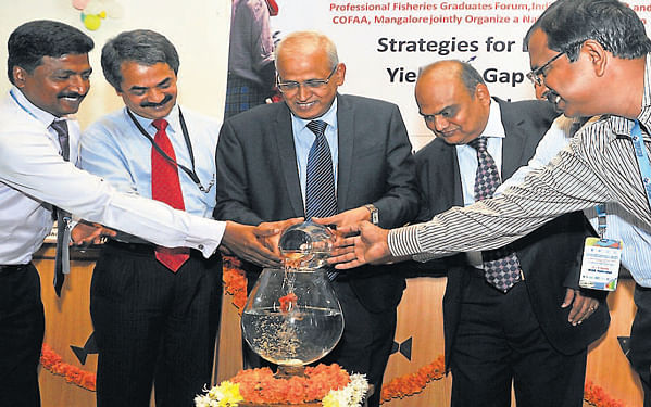 Dr C Vasudevappa, Vice Chancellor, University of Agriculture and Horticultural Sciences, Shimoga (centre)                                inaugurates the national seminar on fishing and aquaculture at Government Fisheries College in Mangalore on Monday. DHNS