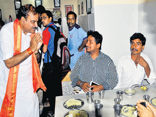 BJP candidate from Bangalore South constituency H N Ananth Kumar canvasses at a restaurant in Bangalore on Monday. DH Photo